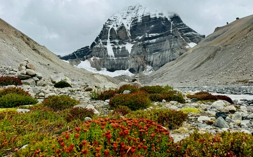 Nearby the sacred Mount Kailash (6,638 m)